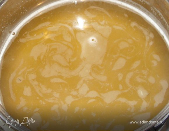 Поскольку отвар у нас получился концентрированный,а в ревене содержится большое количество пектина,то мы уже получили кисель.Он не очень густой и если кто-то захочет можно добавить 1-2 ч.л.крахмала(разведённого).Но мне нравится натуральная лёгкая и обволакивающая густинка ревеневого киселя.
P.S.:Если Вы собираетесь приготовить только кисель или же у Вас достаточное количество ревеня,то варите его с использованием и листьев,и порезанных(не чищенных)черешков.Есть ещё один способ немного более хлопотный,но совершенно чудесный по результату.И так:сначала сделайте как я описала выше.Протомите листья и кожицу ревеня.А после того как процедите кисель добавьте мелко порезанные чищенные черешки.Потмите на медленном огне ещё мин 15-20.Потом выловите шумовкой размягшие кусочки черешка и измельчите их в блендере.Соедините мякоть с жидкостью.Сахар по вкусу.Кисель получится потрясающий!По настоящему густой и ещё более вкусный:)