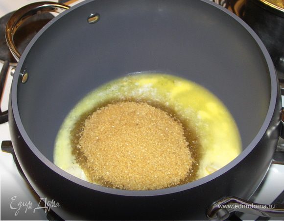 А теперь приготовим крем соус из ревеня:Растопим сливочное масло с сахаром на небольшом огне.У меня получилась примерно такая пропорция:на500-600г стеблей-200г сахара+50г сл.масла.Но всё же рекомендую отрегулировать количество сахара на свой вкус.Так вернее будет..:)