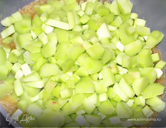 Добавим порезанный на кусочки ревень.Кстати..на фото подаренная кастрюлька:)Сегодня первый раз в ней готовила:)Очень понравилась!