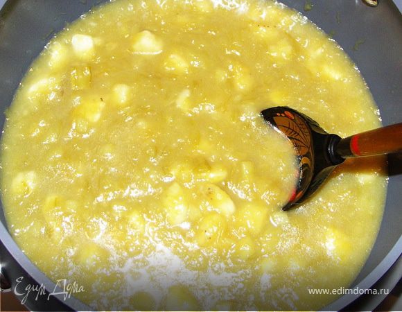 Припускаем ревень до мягкости на небольшом огне.У меня это заняло минут 15-20.Добавляем 2 мелко порезанных банана.Бананы добавят сладости и шелковистости соусу.