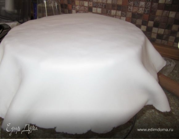 Теперь можно покрывать мастикой.
Не раскатывайте мастику очень тонко, она должна быть толщиной 3-4 мм.