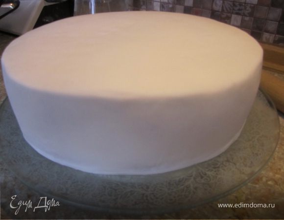 После тога когда мастика легла на торт, по поверхности нужно пройтись, или руками или чем-то гладеньким. Ранише разглаживала железной кружкой) Сейчас у меня появился специальный утюжок.
