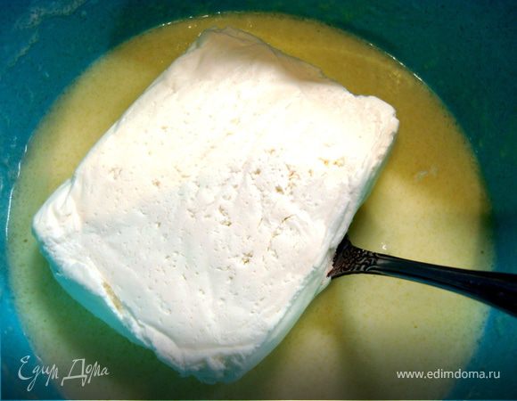 Растираем масло с сахаром, добавляем яйцо и йогурт, перемешиваем и добавляем творог, соду и соль. Все еще раз хорошо перемешать, и, постепенно добавляя муку, замесить тесто…  Тесто должно отставать от рук… если нужно, до добавьте еще муки…