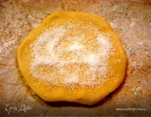 Делим тесто на маленькие кусочки, каждый из которых затем раскатываем в кружок…