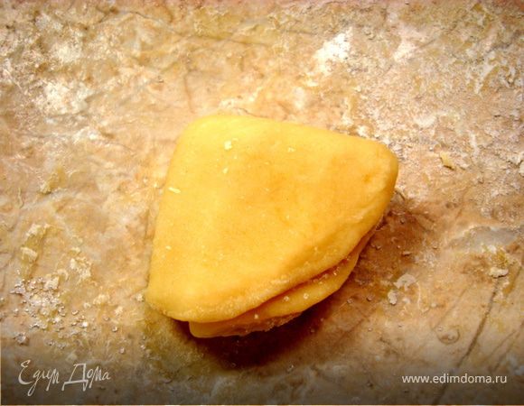 … опять намазываем маслом, посыпаем сахаром и еще раз сворачиваем…