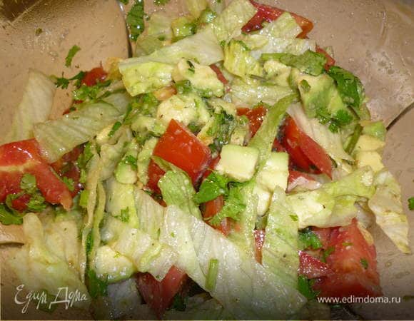 Помидоры нарезаем кубиками. Авокадо отчищаем от шкурки, вынимаем косточку, нарезаем кубиками (меньше чем помидоры). Измельчаем кинзу и Айсберг.
Готовим заправку. Смешиваем по 1 ч.л. бальзамического уксуса и соевого соуса, добавляем оливковое масло. Готовой заправкой поливаем салат. 