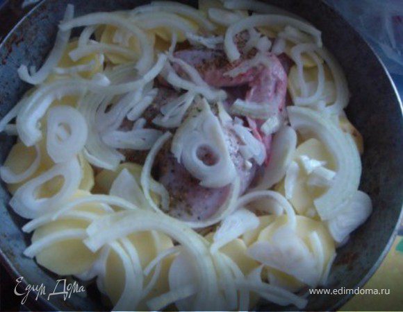 Мясо вымыть и натереть солью и перцем. Приправить тимьяном. В сотейнике на растительном масле обжарить лучок. Посыпать его мукой и пассеровать 1 минутку. При постоянном помешивании влить вино, бульон и сливки. Добавить ложку томатный пасты, варить соус минут 5 на слабом огне. Посолить и поперчить.
Выложить курицу, потом нарезанный картофель по бокам, смазывая через три слоя майонезом, и положить слой лука