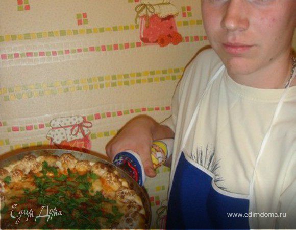 Затем залить все соусом, положить цветную капусту, посыпать тертым сыром и запечь в духовке 50-55мин.
Приятного аппетита!