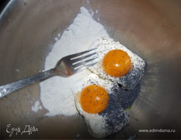 Перемешивем:творог,желтки!,муку,мак. 