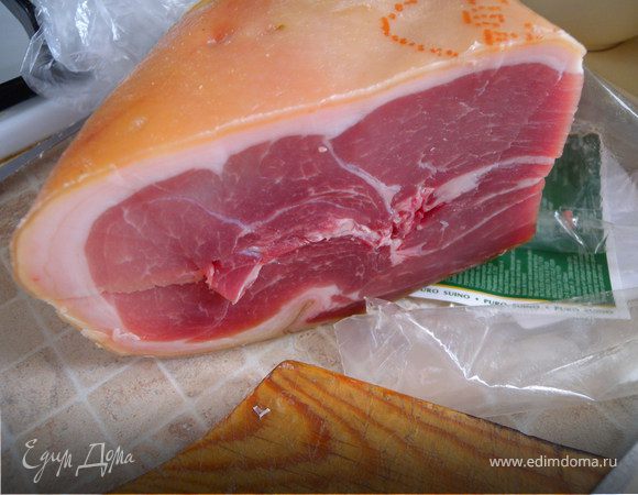 Разбить сверху яйца, посыпать порезанным луком и петрушкой, накрыть крышкой и "жарить" до готовности яиц (я люблю с мягким желтком) на маленьком огне...