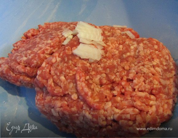 Выложить фарш в миску, посолить, поперчить, добавить по щепотке хмели-сунели, паприки и базилика