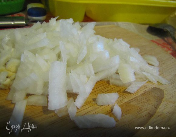 Луковицу почистить и мелко порубить, добавить к фаршу