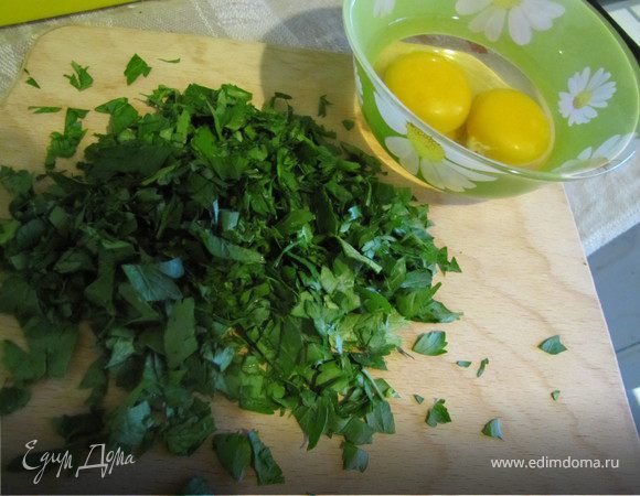 Петрушку хорошенько вымыть, очистить от "дров", мелко порубить, добавить к фаршу