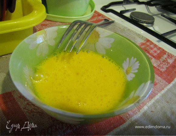 Взбить слегка яйца, отправить к фаршу