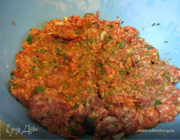 Добавить панировочные сухари. Замесить фарш, понемногу добавляя воду