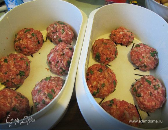 Сформировать котлеты, выложить в пароварку. Готовить 30-40 минут