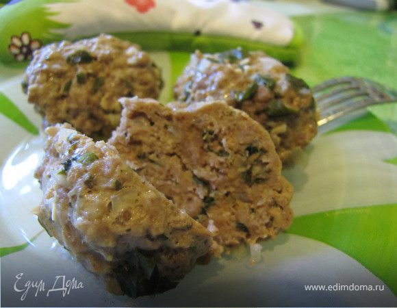 В качестве гарнира хороша картошка, горох, нут, чечевица, паста, рис, кус-кус. Хотя.. мой малец съел сейчас безо всякого сопровождения 3 штуки)) от макарон отказался)