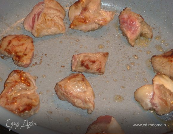 Мясо обсушить бумажным полотенцем и нарезать кубиками размером 2,5 см. В кастрюле разогреть ложку масла и обжарить мясо. Очень важно не плюхать сразу все мясо, а обжаривать небольшими порциями по несколько кубиков за раз. По мере готовности переложить на тарелку.