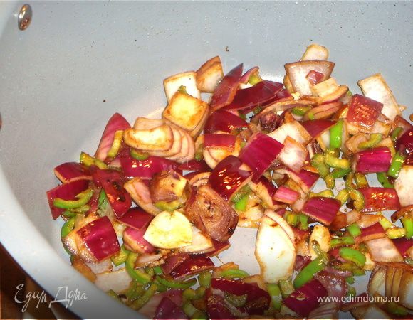 Добавить в кастрюлю еще 1 ст.л. масла и обжарить нарезанный крупно красный лук,  раздавленный чеснок и мелконарезанный без семян перец чили. Добавить муку и тщательно перемешать, чтобы впитался весь сок.