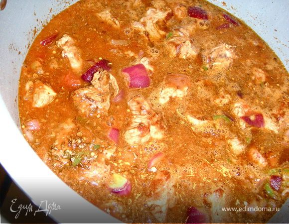 Вернуть в кастрюлю мясо и добавить специи, томаты, вино и пиво, количество пива будет регулироваться следующим образом, жидкость должна покрыть мясо.  Хорошенько перемешать, довести до кипения и поставить в духовку на 2 часа.