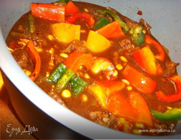 По истечении времени добавить кукурузу, красный перец, другие перцы или тыкву, перемешать и снова в духовку на 40-45 мин.
