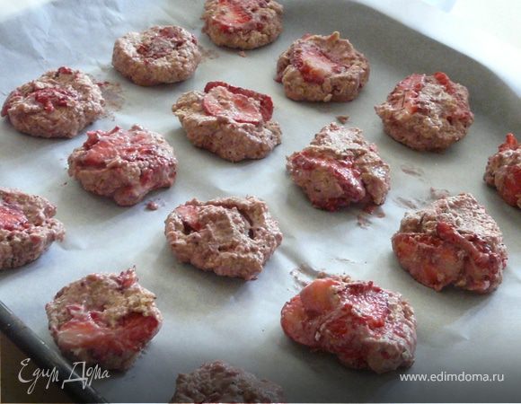 Как обычно отдельно смешать сухие и мокрые ингредиенты и аккуратно соединить. Вмешать клубнику, столовой ложкой отделить 16  печений (тесто будет липким из-за ягоды) и немного сплюснуть.