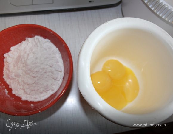 Отделить желтки от белков. Желтки взбить с половиной сахарной пудры.
