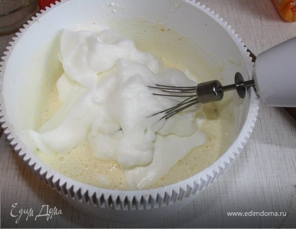 Вмешать белки в яично-сырную смесь. Выложить на печенье крем, украсить фруктами, поставить на пару часов в холодильник.