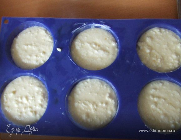  Отделить желток от белка, и взбить желток с сахаром и ванильным сахаром. Развести крахмал молоке и смешать с желтком. Добавить творог, цедру и хорошо перемешать. Взбить белок в стойкую пену и смешать с творожной массой. Смазать формочки маслом, выложить в них массу и выпекать при темп. 180, 30-35 мин.. 