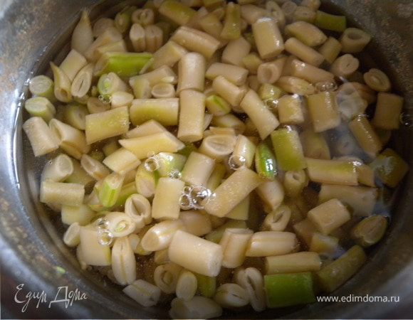 Почистить стандартно спаржу и спаржевую фасоль (у меня была замороженная собственная) и картофель, порезать на кусочки. Отварить картофель до полуготовности, добавить фасоль и через 5 минут спаржу. Воды должно быть на 2 см выше овощей. Сварить до готовности спаржи. Посолить.