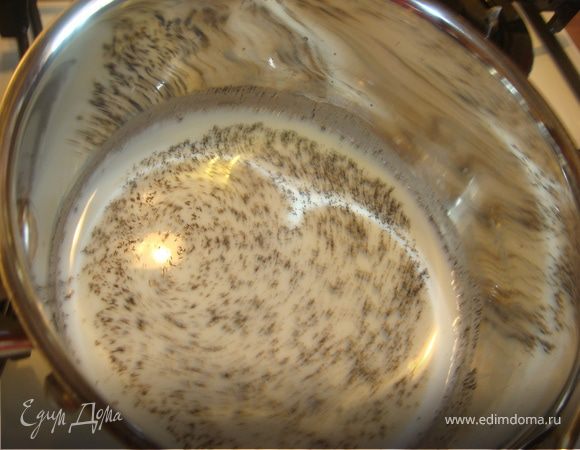 Духовку нагреть до 180С.
Листовой желатин залить холодной водой и оставить отмокать пока не набухнет, примерно 5 мин. В это же время стручок ванили разрезать вдоль, вычистить семена , добавить в  молоко и нагревать вместе с сахаром до полного его растворения .  Снять с огня и процедить. Подмоченные листы желатина отжать и добавить в горячее молоко. Хорошенько перемешать и оставить охлаждаться. 
Если Вы используете порошковый желатин, то необходимо замочить данное количество в пол стакане молока, а затем когда набухнет распустить его в горячей смеси молока и сахара, процедить. 
