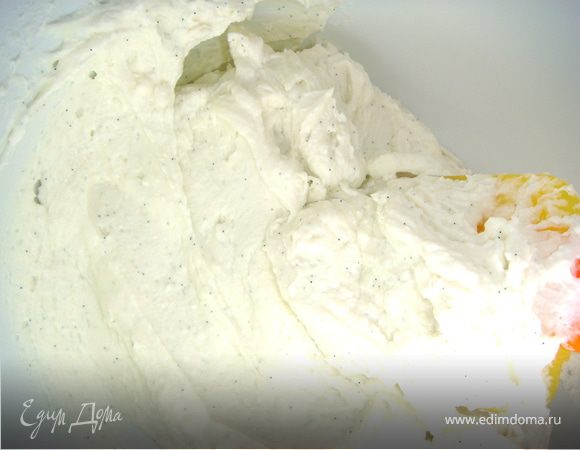 Творог взбить в отдельной миске до ровной консистенции, добавить желатин с молоком и тщательно перемешать.