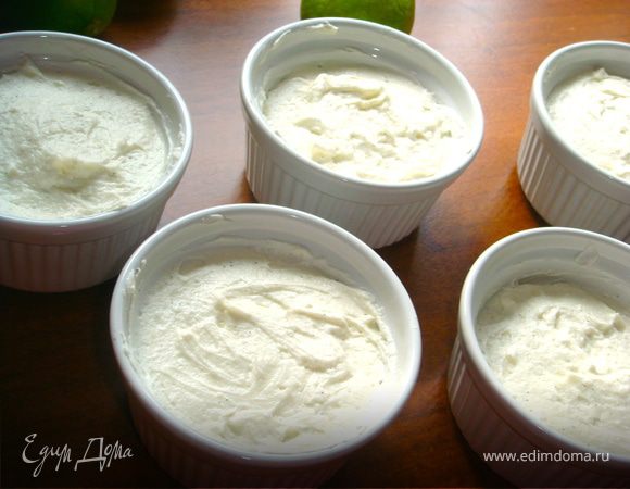 Разлить смесь по формочкам, не доливая 1 см до края. Накрыть пищевой пленкой и отправить в холодильник на 3 часа. 