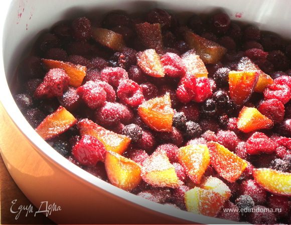 Теперь компот. Сливы разрезать пополам, удалить косточку и далее каждую половинку разрезать на 4 части. Выложить на дно формы для запекания вместе с вишнями и голубикой. Из вишни косточки я не удаляла, мне так больше нравится. Посыпать сахаром и поставить в духовку на 15 мин., на средний уровень.  Затем нужно добавить клубнику, если крупная разрезать на 2-4 части.  Опять поставить в духовку на 10-15 мин. В самом конце добавить малину, накрыть фольгой и оставить на столе(плите) остывать.