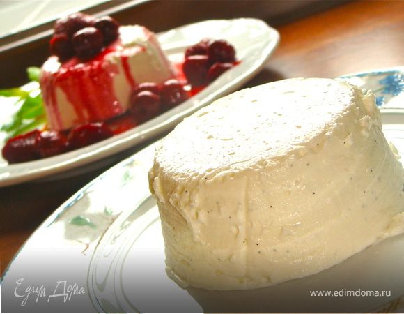 Для подачи крема подрежьте края ножом, опустите формочку в кипяток на пару минут и опрокиньте на тарелку и полив компотом подавайте.