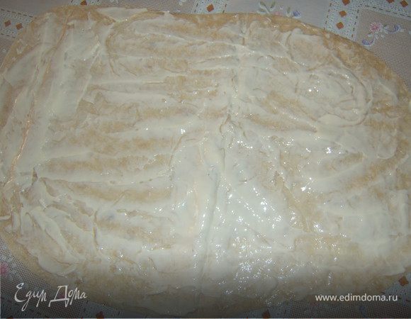 Промазываем весь лаваш плавленным сыром