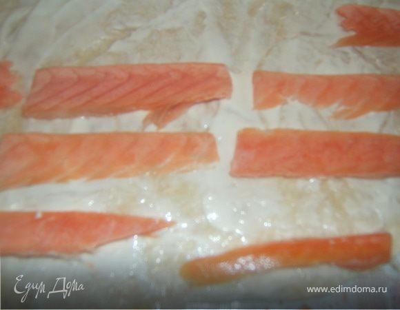 Сверху укладываем кусочки семги по три штуки
