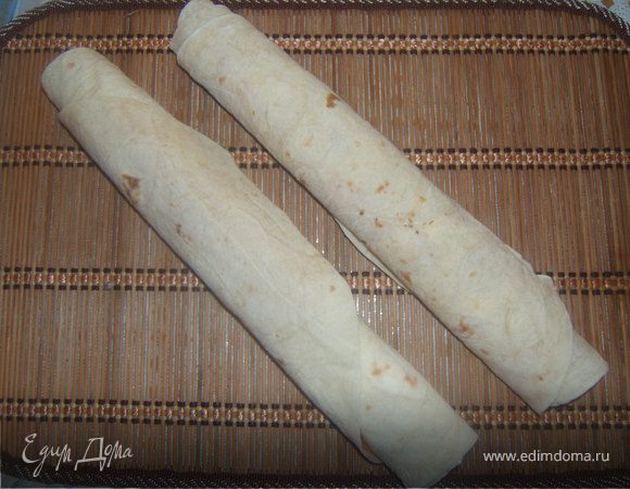 Заворачиваем в рулет и отправляем в холодильник на 1 час