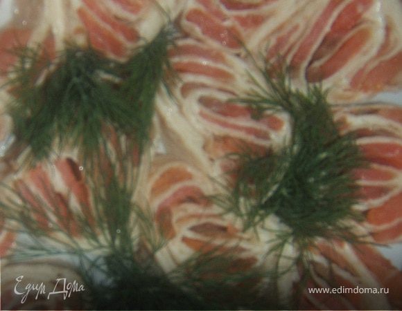 Делим готовый рулет на кусочки шириной в 2 см. и укладываем на блюдо, украшаем по вашему вкусу)) Очень вкусно! Приятного аппетита!