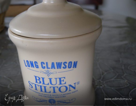 В принципе суп можно сварить на бульоне, добавить еще моркови... зажарить лучком... добавить в конце (после взбивания) сливочного масла или сливок... травки-муравки... перчик... это все на ваше усмотрение... А мне нравится простой вариант, где четко чувствуется вкус спаржи и вкус хорошего сыра!!!