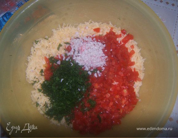 Сыр натереть на мелкой терке. Помидоры очень мелко нарезать, крабовые палочки тоже мелко порезать, добавить зелень, майонез, и все перемешать, на чипсы выкладывать по ложечке массе, и сверху украсить маслинами, подавать к столу) Приятного Аппетита!!!)))