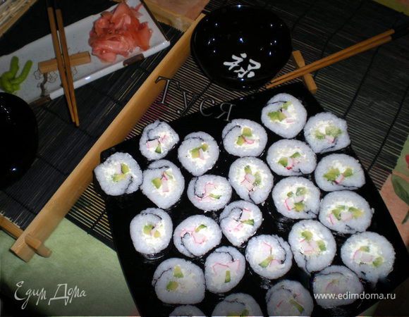 Для приготовления самых простых тонких роллов в домашних условиях, достаточно половины стандартного листа нори.
При заворачивании ролла при помощи коврика, верхний край нори должен сойтись с нижним именно в том месте,
 где начинается узкая полоска нори без риса.
Лист нори положить на циновку блестящей стороной вниз.
Отступить от верхнего края 1,5-2см.
Тонким ровным слоем выложить теплый рис,оставить снизу свободную полоску нори,для склеивания.Начинку на рис выкладывайте любую на ваш вкус.
Делала первый раз,расчитать количество начинки оказалось непросто.
Получились небольшие улиточки))Буду тренироваться!!!