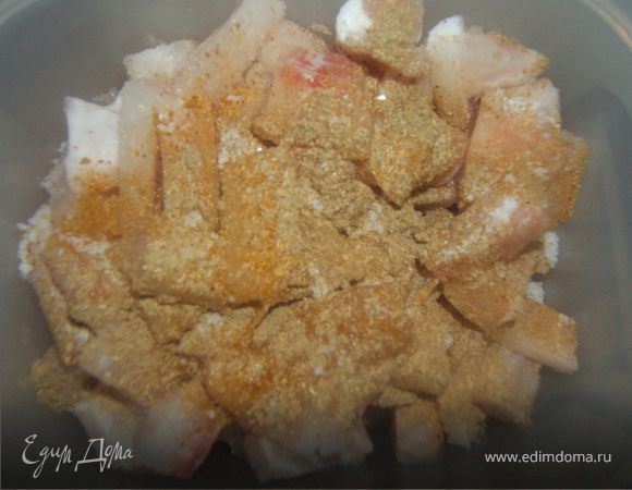 Рыбку режем на мелкие кубики, засыпаем приправы, соль и отправляем мариноваться на 2 часа.