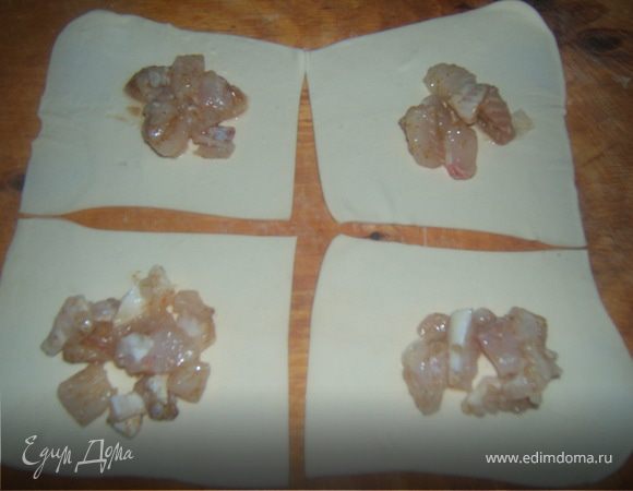 Тесто раскатываем дели на квадраты, кто как любит, выкладываем уже промариновавшуюся начинку