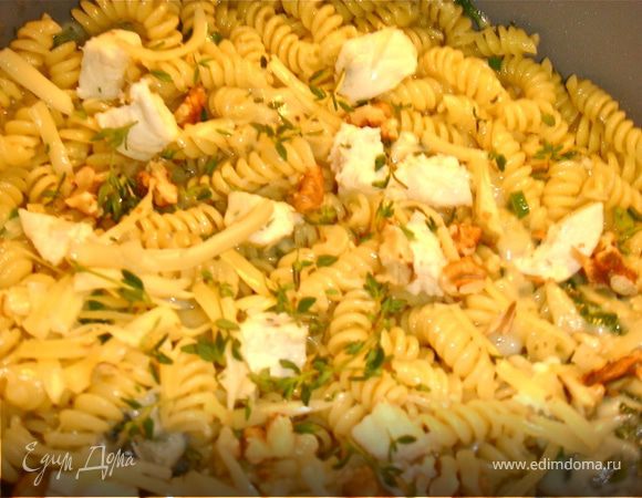 Подавать немедленно в подогретой тарелке, присыпав грецкими орехами и дополнительной порцией твердого сыра. 