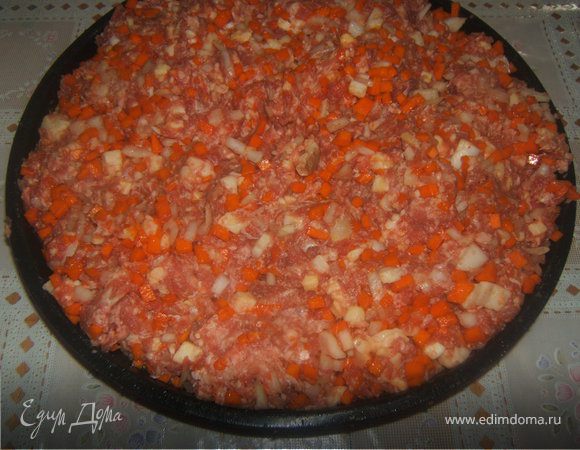 Для начинки смешать мясо фаршем и резанное, лук, порезанный мелко, тыква,порезанная маленькими кубиками, курдючное сало, тоже порезанное кубиками, соль, перец и стакан воды,тщательно перемешать)