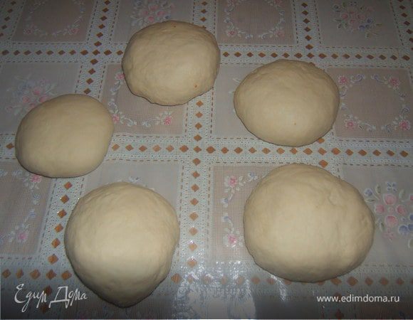 Замесить эластичное не тугое тесто пельменное на 2 яйцах, дать отлежаться полчаса, разделить на несколько частей