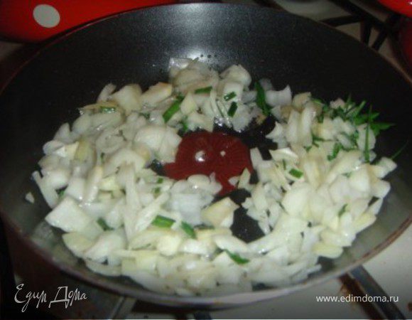 Ставим вариться свеклу, отдельно — картофель с морковью. Также варим курицу. Пока все варится, нарезаем лук и чесночную траву. Обжариваем на растительном масле несколько минут.