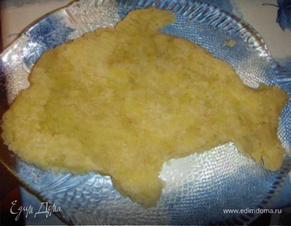 После того как сварился картофель, трем его на крупной терке и выкладываем первый слой в виде касатки.
