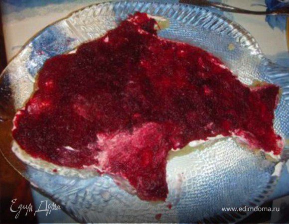 Затем на терке трем свеклу и укладываем ее вторым слоем, смазав майонезом.